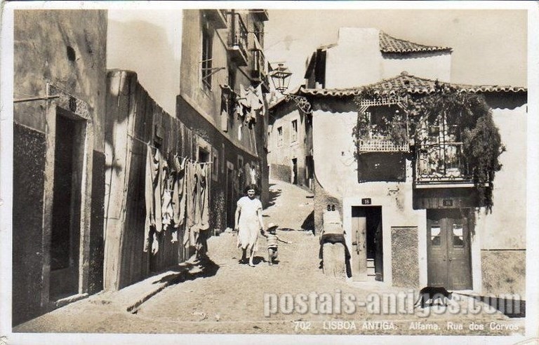 Bilhete postal antigo de Lisboa: Alfama - Rua dos Corvos | Portugal em postais antigos