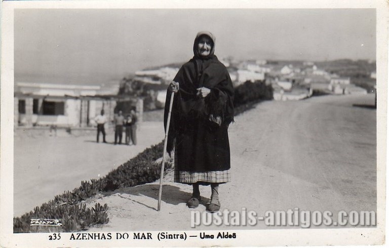 Bilhete postal ilustrado de Azenhas do Mar (Sintra), uma aldeã | Portugal em postais antigos 
