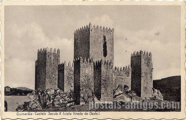 Postal antigo de Guimarães, Portugal: Castelo - Século X - Vista tirada do Oeste | Portugal em postais antigos