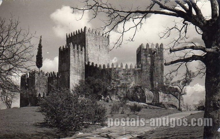 Postal antigo de Guimarães, Portugal: Vista do Castelo | Portugal em postais antigos
