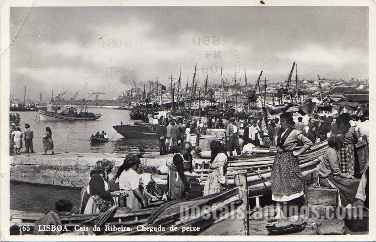Bilhete postal de Lisboa: Cais da Ribeira, Chegada de peixe | Portugal em postais antigos