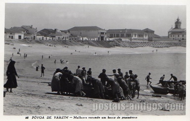 Bilhete postal de Póvoa de Varzim, Mulheres varando um barco de pescadores | Portugal em postais antigos 