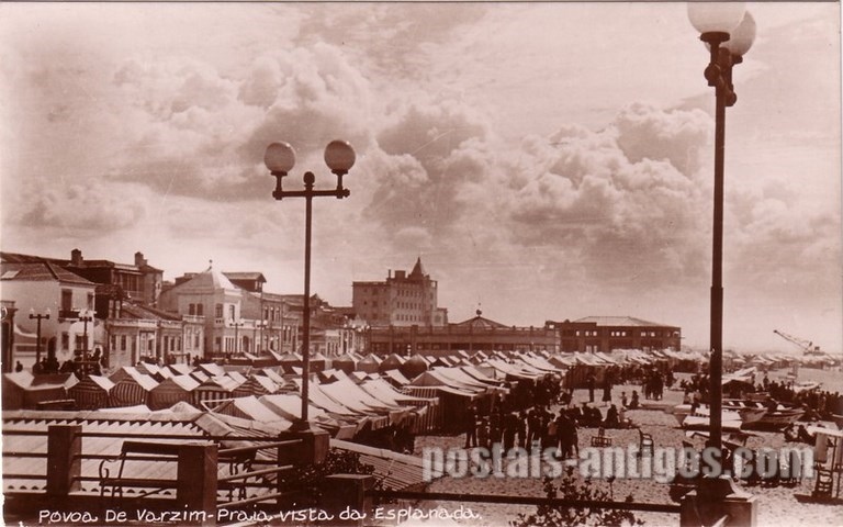 Bilhete postal ilustrado da Praia vista da esplanada, Póvoa de Varzim | Portugal em postais antigos