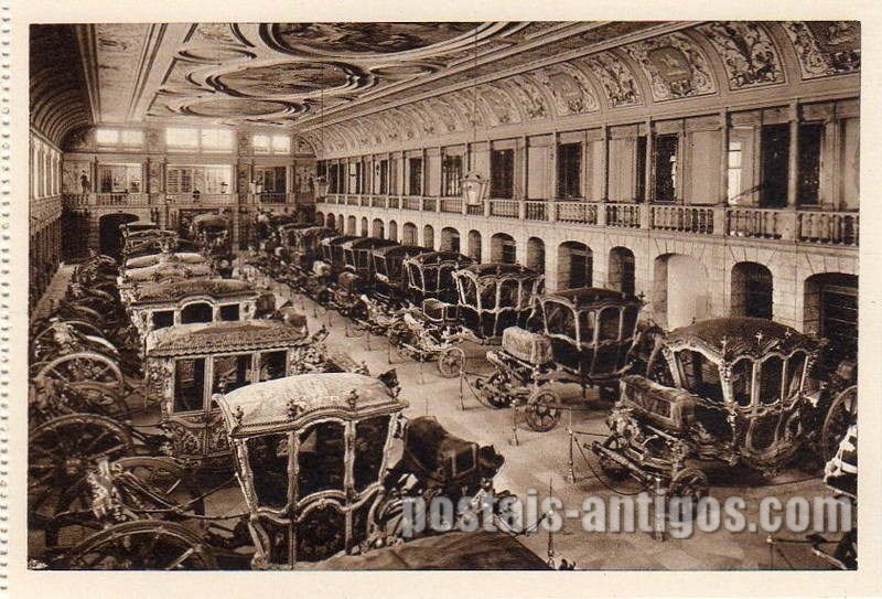 Bilhete postal antigo de Lisboa, Portugal: Aspecto do Salão do Museu coches.