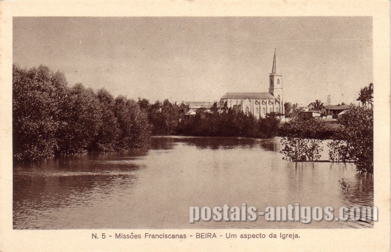 Bilhete postal ilustrado de Moçambique, Um aspecto da Igreja, Beira | Portugal em postais antigos 