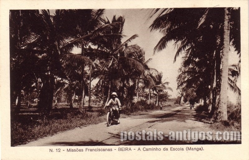 Bilhete postal ilustrado de Moçambique, A caminho da escola (Manga), Beira | Portugal em postais antigos 