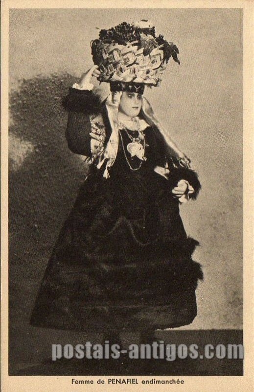 Bilhete postal antigo: Mulher endomingada - Penafiel ​ - Costume Português - Exposição Universal de Paris de 1937.