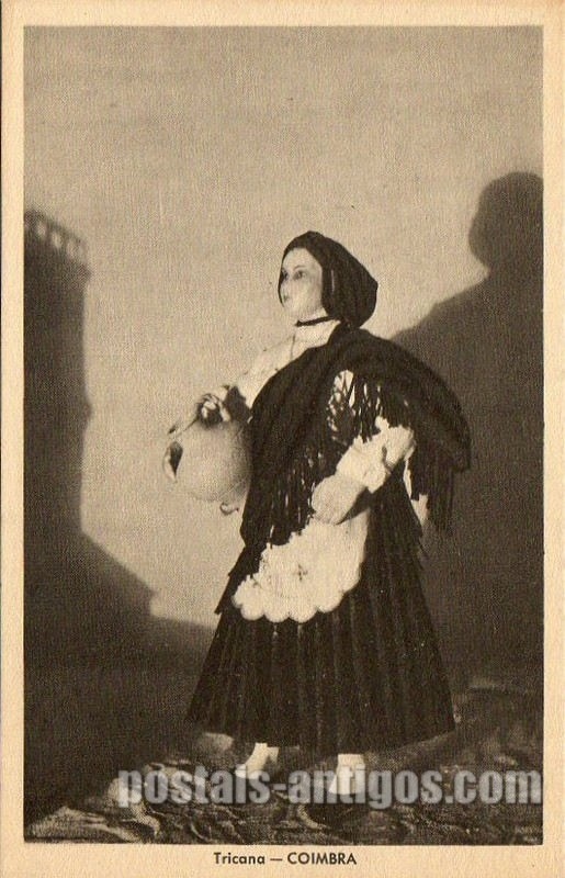 Bilhete postal antigo: Tricana de Coimbra​ - Costume Português - Exposição Universal de Paris de 1937.