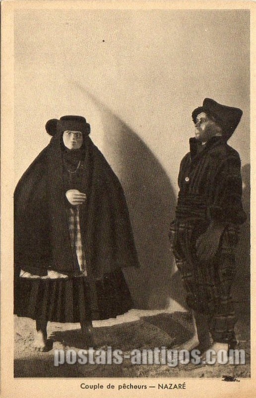 Bilhete postal antigo: Casal de pescadores de Nazaré - Costume Português - Exposição Universal de Paris de 1937.
