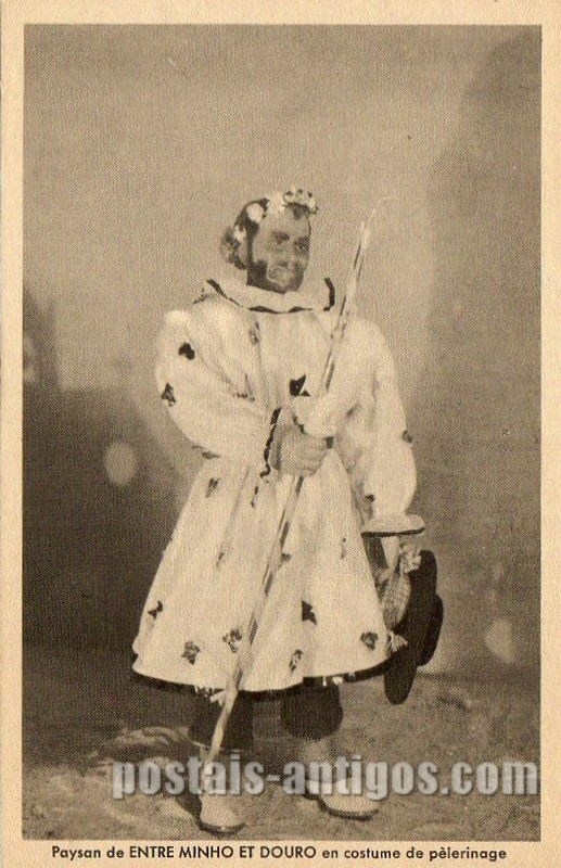 Bilhete postal antigo: Camponês​ entre Minho e Douro - Costume Português - Exposição Universal de Paris de 1937.