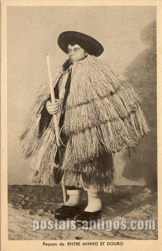Bilhete postal antigo: ​Camponês​ entre Minho e Douro - Costume Português - Exposição Universal de Paris de 1937.