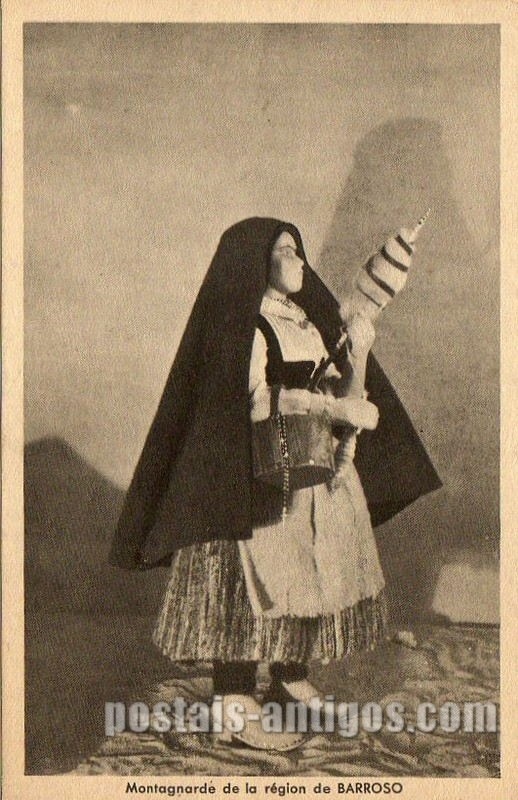 Bilhete postal antigo: ​Montanhês da Região de Barroso - Costume Português - Exposição Universal de Paris de 1937.