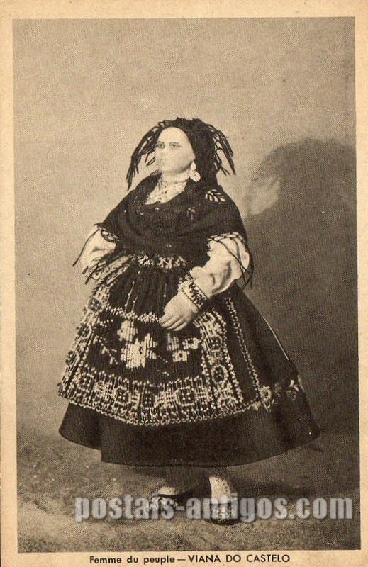 Bilhete postal antigo: Mulher de Viana do Castelo​ - Costume Português - Exposição Universal de Paris de 1937.