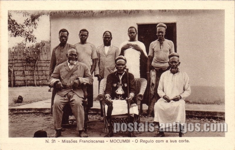 Bilhete postal ilustrado de Moçambique, O Regulo com a sua corte, Mocumbi | Portugal em postais antigos 