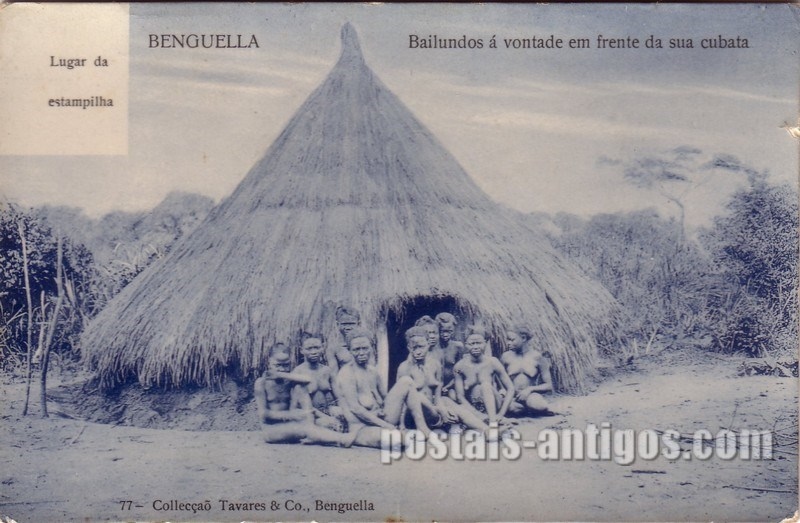 Bilhete postal ilustrado dos Bailundos em frente da sua cubata, Benguela, Angola | Portugal em postais antigos 