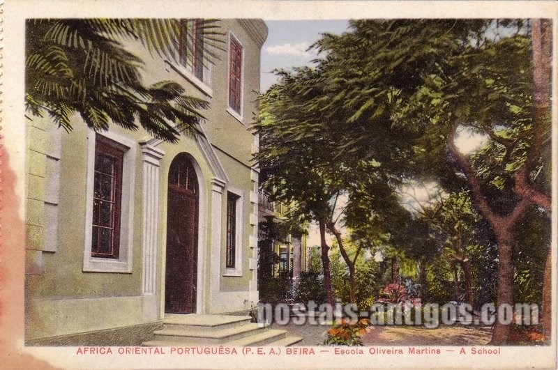 Bilhete postal ilustrado de Moçambique,  Escola Oliveira Martins, Beira | Portugal em postais antigos 
