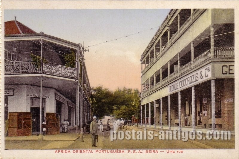 Bilhete postal ilustrado de Moçambique, uma rua da ​Beira | Portugal em postais antigos 