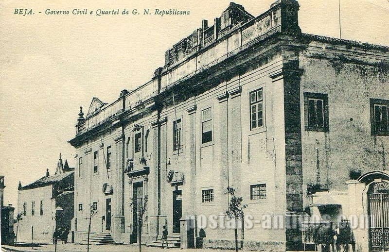 Postal antigo de Beja, Portugal:  Governo Civil e Quartel da G.N. Republicana.