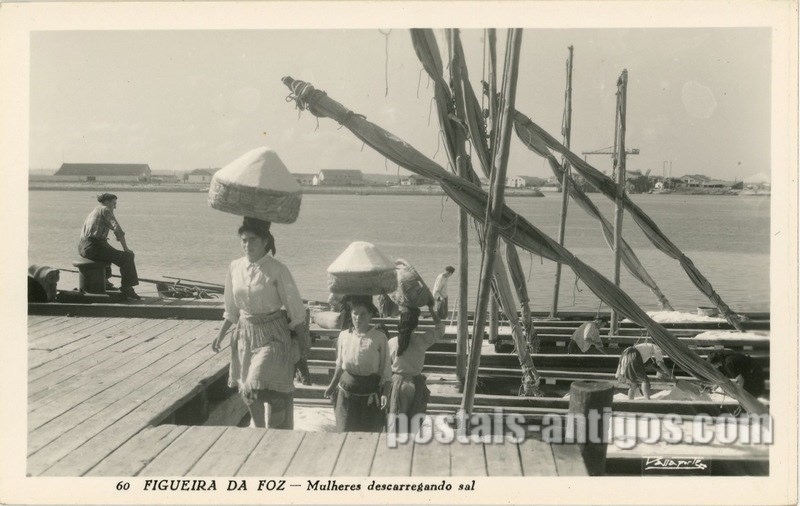 Bilhete postal ilustrado de Figueira da Foz, mulheres descarregando o sal | Portugal em postais antigos