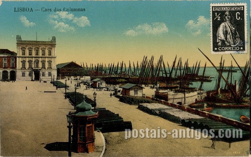 Bilhete postal ilustrado de Lisboa, cais das Colunas com embarcações | Portugal em postais antigos