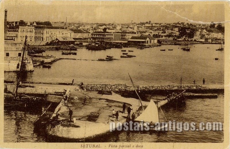 Bilhete postal ilustrado de Setúbal, vista parcial e doca | Portugal em postais antigos