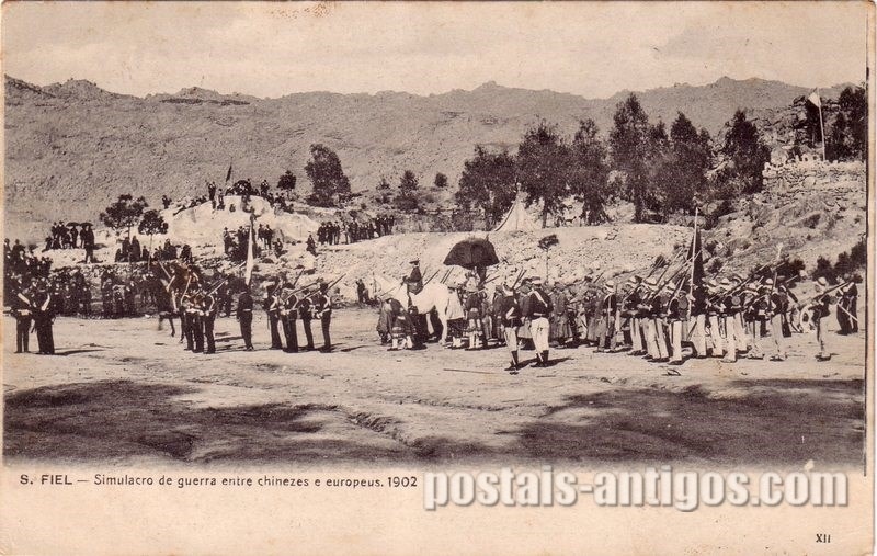 Bilhete postal ilustrado antigo do Colégio de São Fiel, Simulacro da guerra entre Chineses e europeus | Portugal em postais antigos
