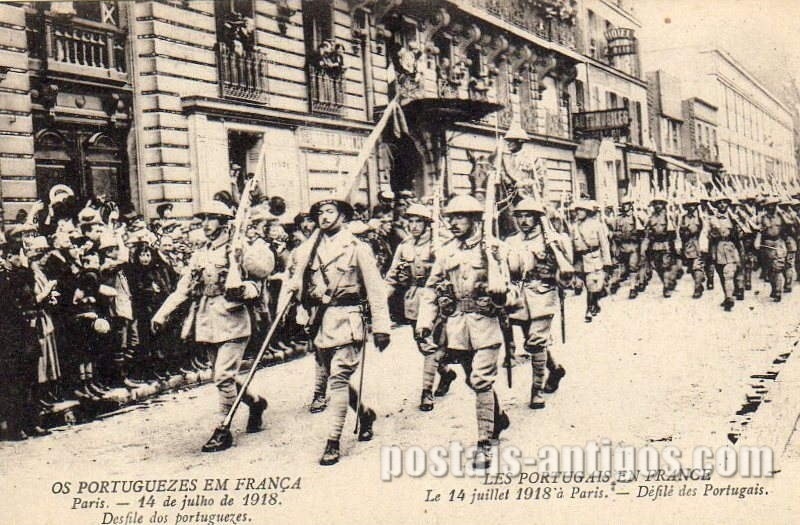 Bilhete postal ilustrado: Os Portugueses em França - Paris - 14 de julho de 1918 - Desfile dos Portugueses | Portugal em postais antigos