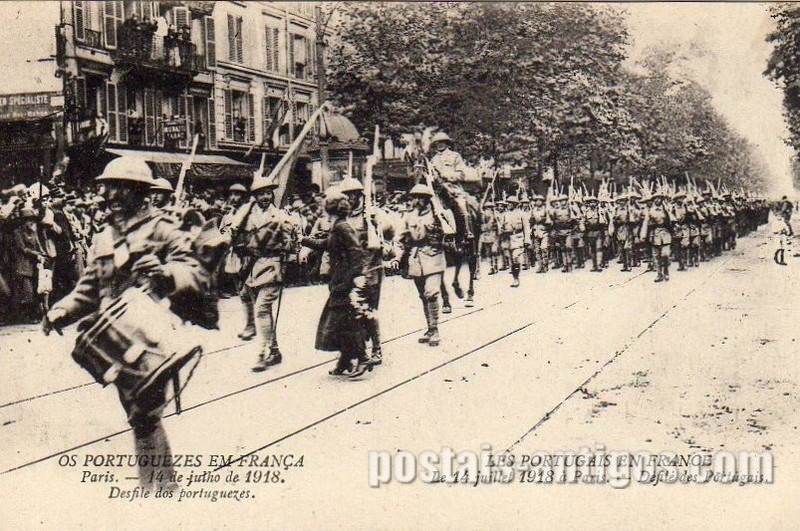 Bilhete postal ilustrado: Os Portugueses em França - Paris - 14 de julho de 1918 - Desfile dos Portugueses | Portugal em postais antigos