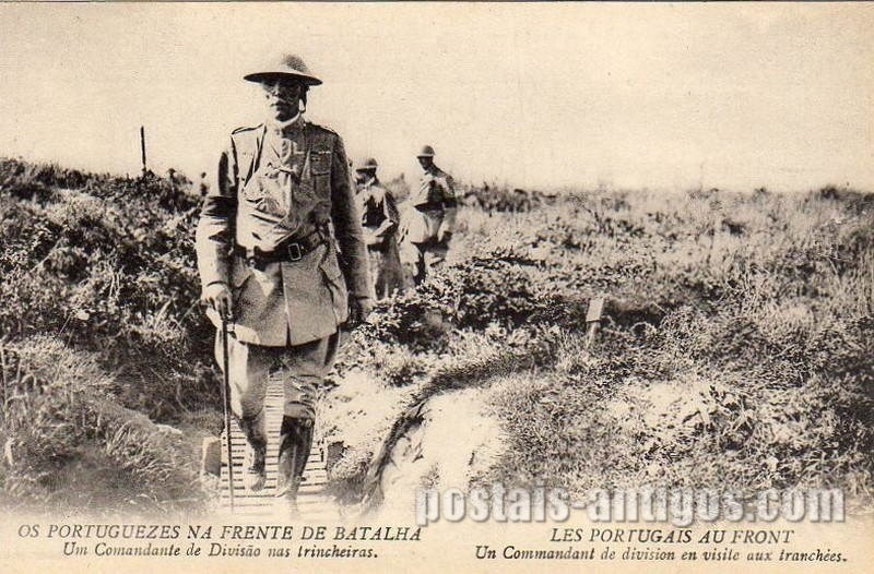 Bilhete postal ilustrado: Os Portugueses na frente da Batalha - Comandante de Divisão nas trincheiras | Portugal em postais antigos