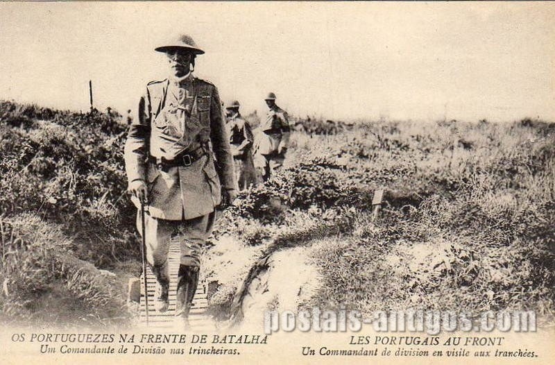 Os Portugueses na frente da Batalha - Comandante de Divisão nas trincheiras Bilhete postal ilustrado: Os Portugueses na frente da Batalha - Comandante de Divisão nas trincheiras | Portugal em postais antigos