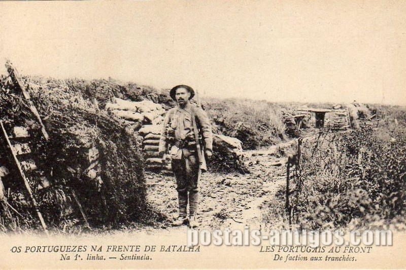 Bilhete postal ilustrado: Os Portugueses na frente da Batalha - Sentinela na 1a ligna | Portugal em postais antigos