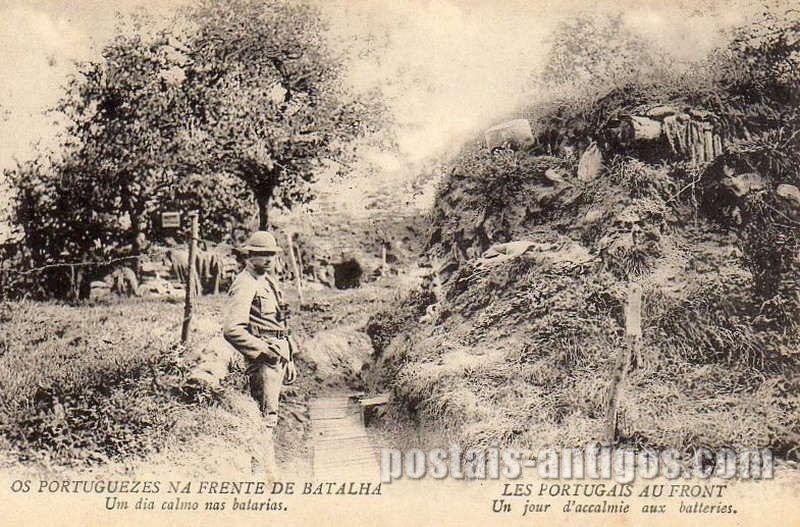 Bilhete postal ilustrado: Os Portugueses na frente da Batalha - Um dia calmo nas batarias | Portugal em postais antigos