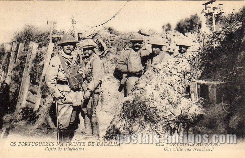 Bilhete postal ilustrado: Os Portugueses na frente da Batalha - Visita as trincheiras | Portugal em postais antigos