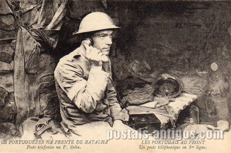 Bilhete postal ilustrado: Os Portugueses na frente da Batalha - Posto telefónico na 1a linha | Portugal em postais antigos