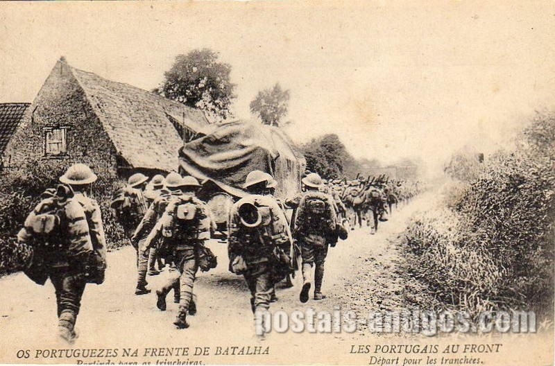 Bilhete postal ilustrado: Os Portugueses na frente da Batalha - Partindo para as trincheiras | Portugal em postais antigos