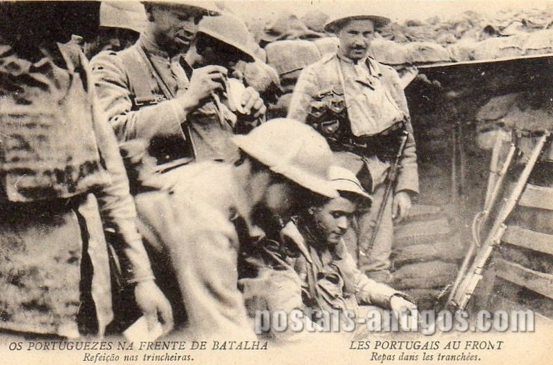 Bilhete postal ilustrado: Os Portugueses na frente da Batalha - Refeição nas trincheiras | Portugal em postais antigos