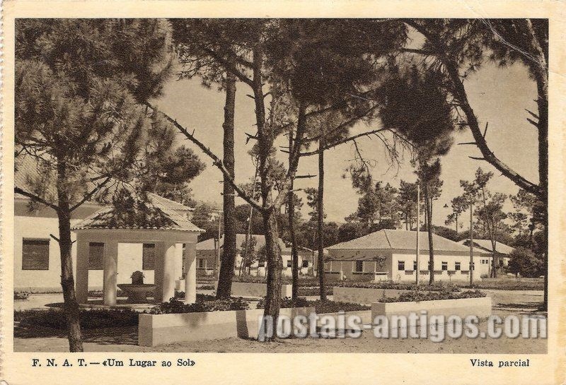 Bilhete postal ilustrado daF.N.A.T. - Um lugar ao sol - Vista parcial -  Costa da Caparica  | Portugal em postais antigos 