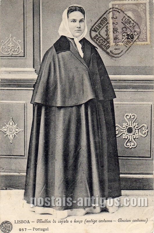 Bilhete postal de Lisboa, costume de mulher de capote e lenço | Portugal em postais antigos