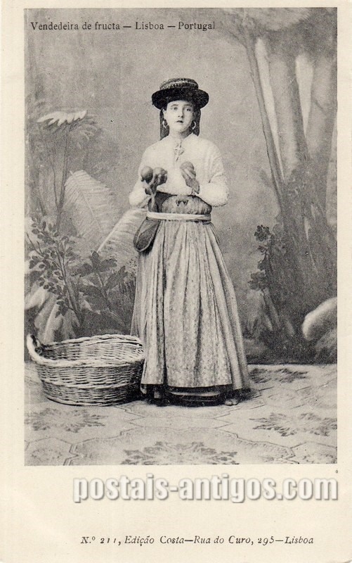Bilhete postal de Lisboa, Vendedeira de fruta | Portugal em postais antigos