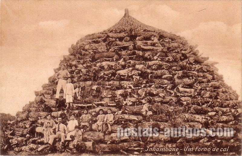 Bilhete postal ilustrado antigo de Um forno de cal, Inhambane,  Moçambique | Portugal em postais antigos