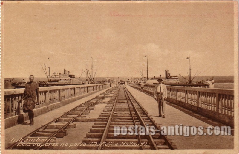 Bilhete postal ilustrado antigo de Dois vapores no porto (Rufidji e Holland), Inhambane,  Moçambique | Portugal em postais antigos
