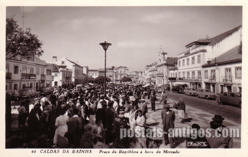 Bilhete postal de Caldas da Rainha, Praça da República à hora do mercado | Portugal em postais antigos