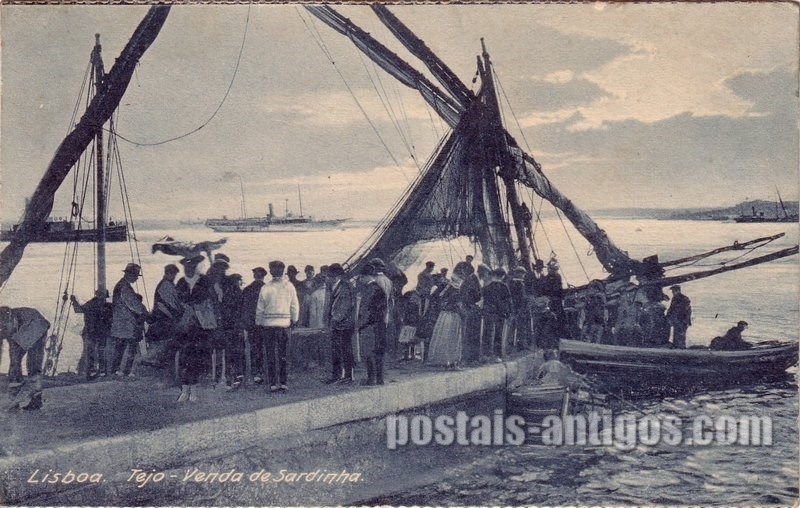 Bilhete postal de Lisboa, cais da Ribeira, venda de sardinhas | Portugal em postais antigos