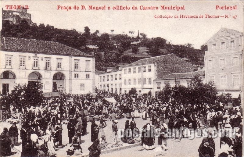 Bilhete postal de Tomar, mercado na Praça de D. Manuel e edifício da Câmara Municipal | Portugal em postais antigos