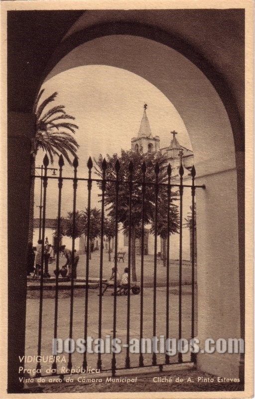 Bilhete postal ilustrado de Praça da República, vista da arca da Camâra Municipal | Portugal em postais antigos 