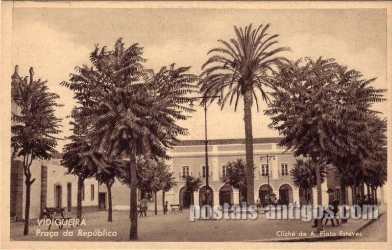 Bilhete postal ilustrado de Vidigueira, ​Praça da República | Portugal em postais antigos 