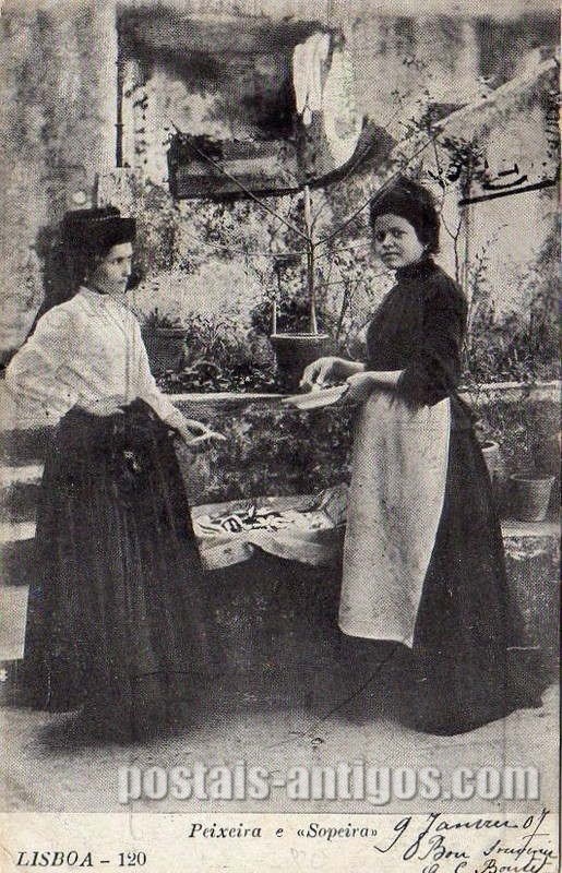 Bilhete postal ilustrado de Lisboa: Costume de peixeira e sopeira | Portugal em postais antigos