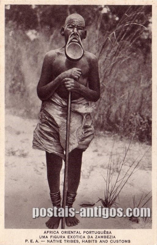 Uma figura da Zambézia, Moçambique Bilhete postal ilustrado de Moçambique, uma figura exótica da Zambézia | Portugal em postais antigos