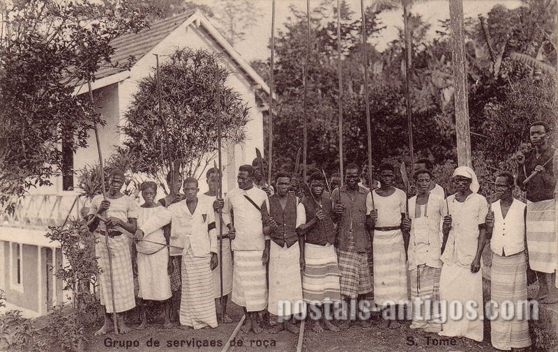 Bilhete postal ilustrado de São Tomé e Principe, grupo de serviçais de roça | Portugal em postais antigos