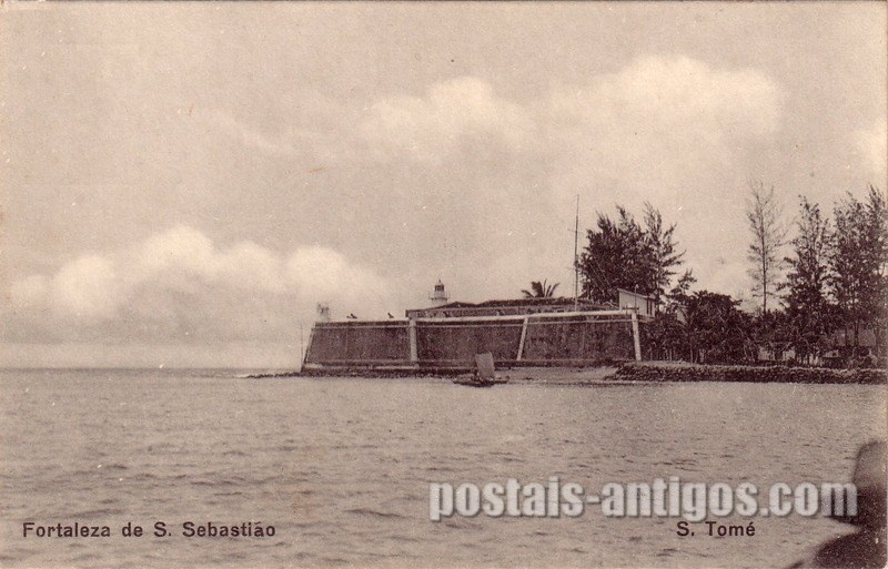 Bilhete postal ilustrado de São Tomé e Principe, Fortaleza de São Sebastião | Portugal em postais antigos